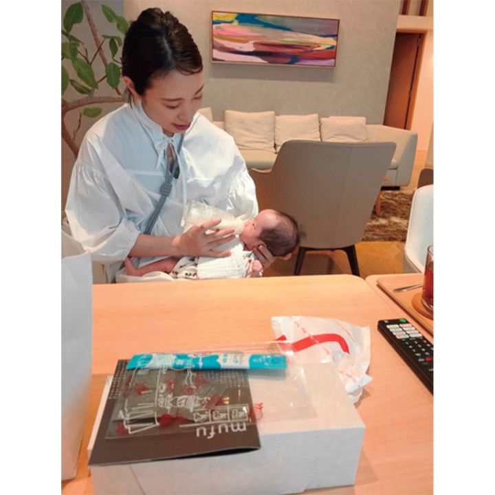 産後ケア施設で赤ちゃんにミルクを授乳するママ