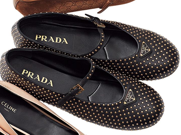 プラダの黒にゴールドのスタッズ付きメリージェーン