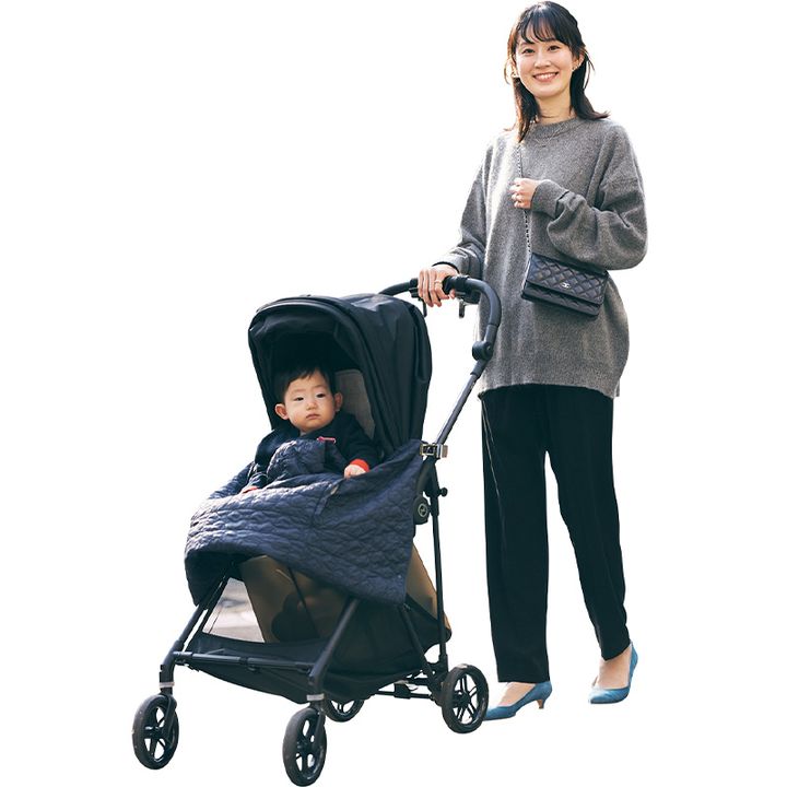 グレーのニットと黒パンツにブルーのパンプスを履いてベビーカーを押している読者