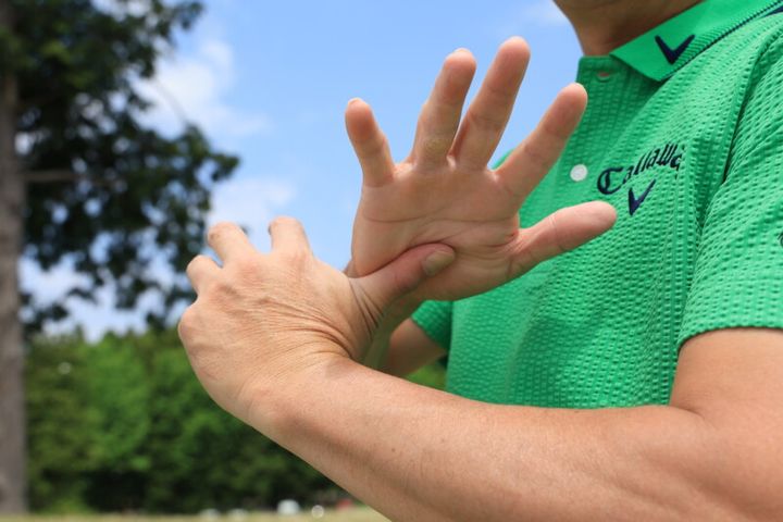 ラウンド中にできる疲労回復ストレッチ！深堀圭一郎プロが解説