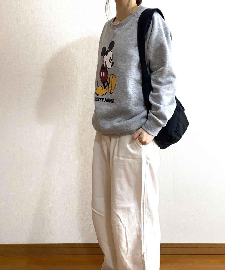 画像: 白ボトムスと