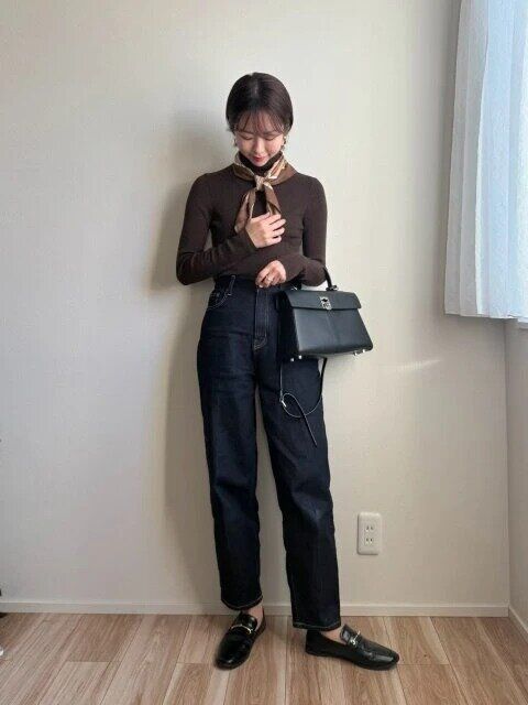 ユニクロ女性メリノリブタートルネックセータースカーフコーデ