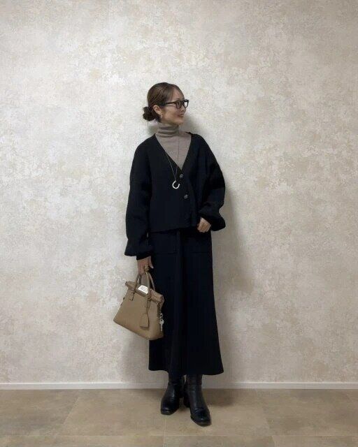 ユニクロ女性メリノリブタートルネックセーターカーディガンコーデ