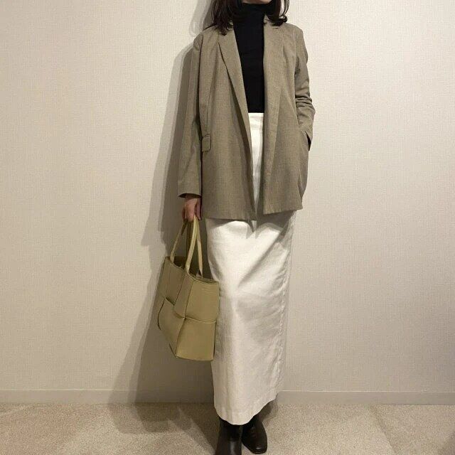 ユニクロ女性メリノリブタートルネックセーター白タイトスカートコーデ