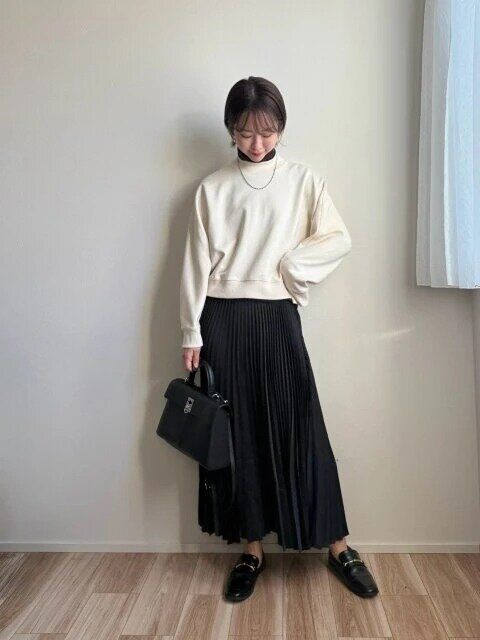 ユニクロ女性メリノリブタートルネックセータープリーツスカートコーデ