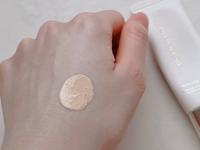 オンリーミネラル 薬用リンクルホワイトBBクリーム ライトオークル 手の甲に付ける