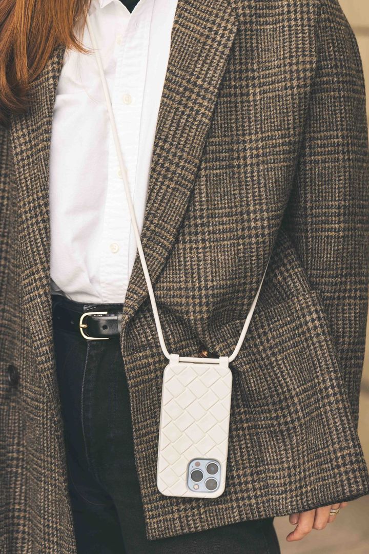 クラウドチームVERY梅本弓夏のスマホショルダー