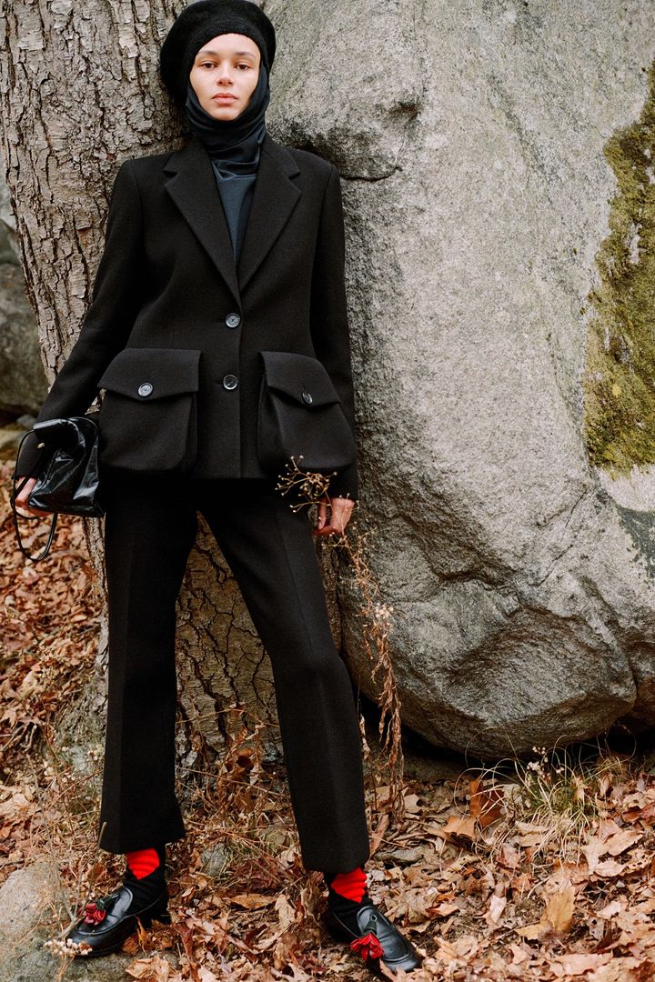 プロエンザ スクーラー 2025-26年秋冬コレクションより。