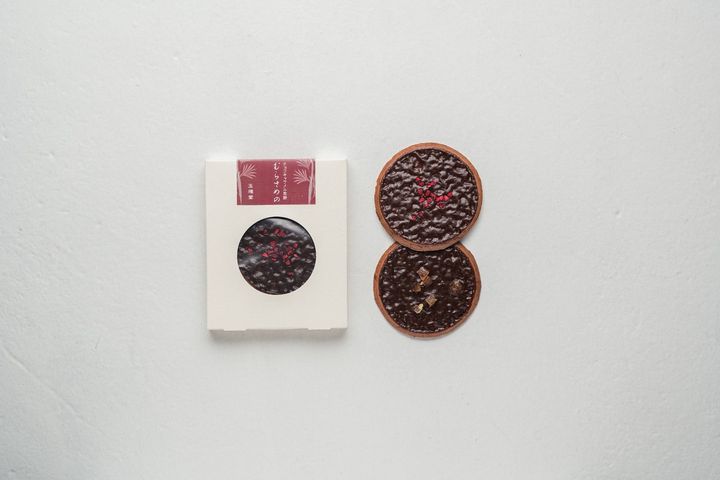 「チョコキャラメル煎餅 むらさめの」2枚入り（オレンジピール、フランボワーズ×各1枚）¥1,188／3月中旬までの期間限定品（無くなり次第終了）。