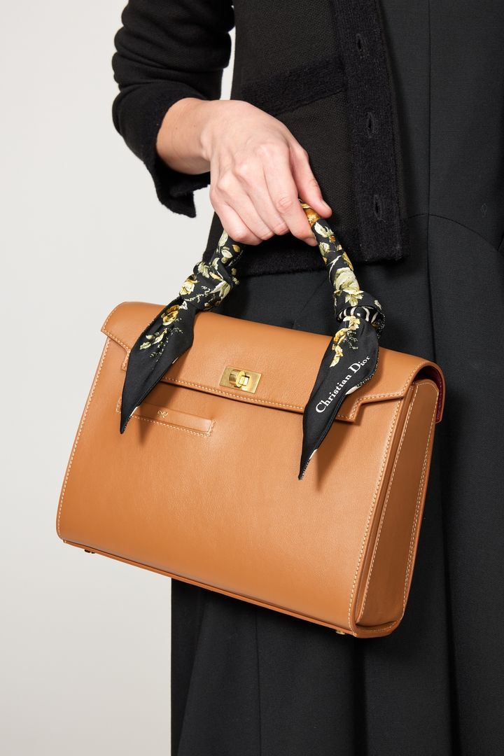 クラウドチームVERY山田絵梨さんさんのセレモニーバッグ、アニヤハインドマーチ