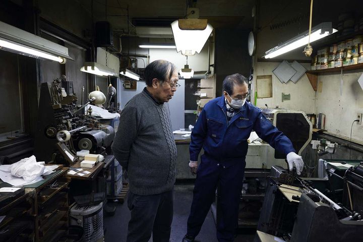 印刷機をメンテナンスする様子