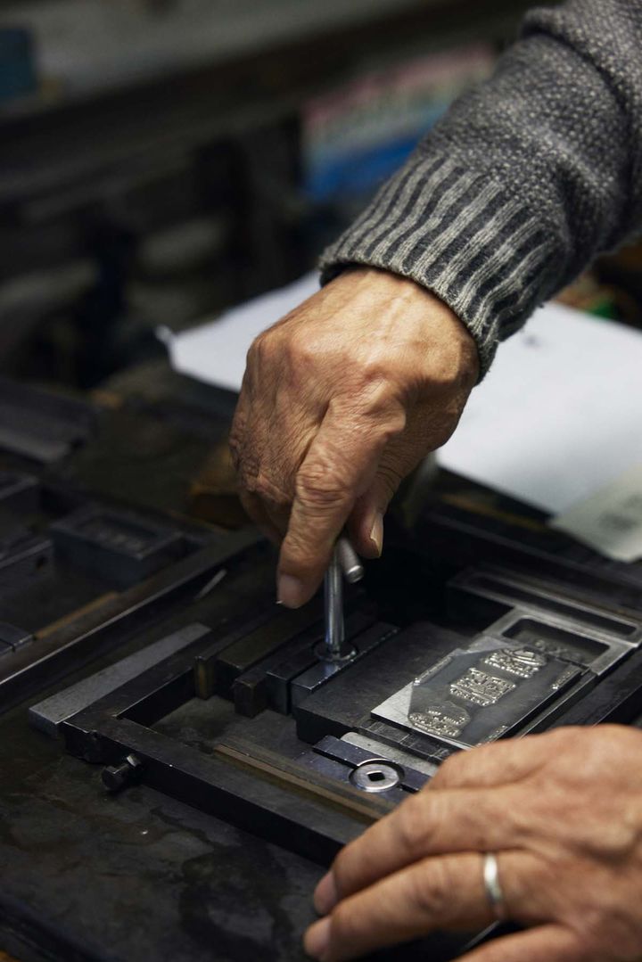 活版を印刷機に取り付ける様子