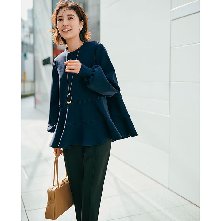 甘トップスとパンツのネイビーコーデ