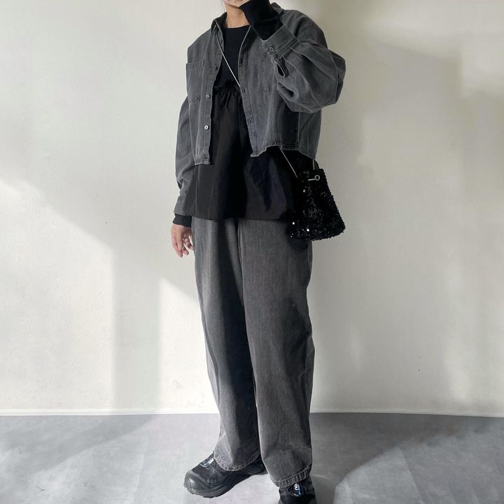 画像: デニムのセットアップに挟む