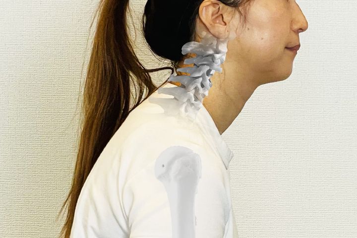 肩こり、眼精疲労、バスト位置も…！？ 何とかしたい「巻き肩」とは