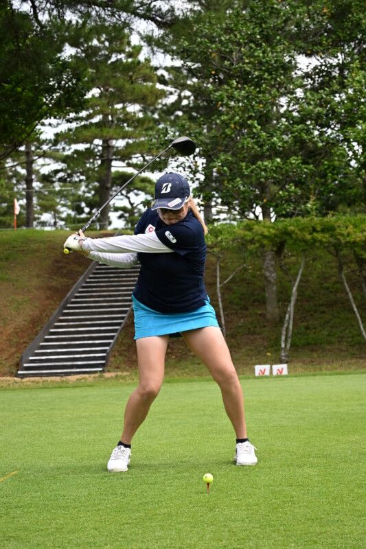 体重移動が苦手な人は真似してみて！ツアー優勝女子プロのスイングを解説