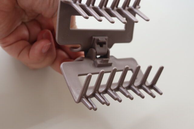 ダイソーの髪になじませるトリートメントコーム付ヘアクリップ6