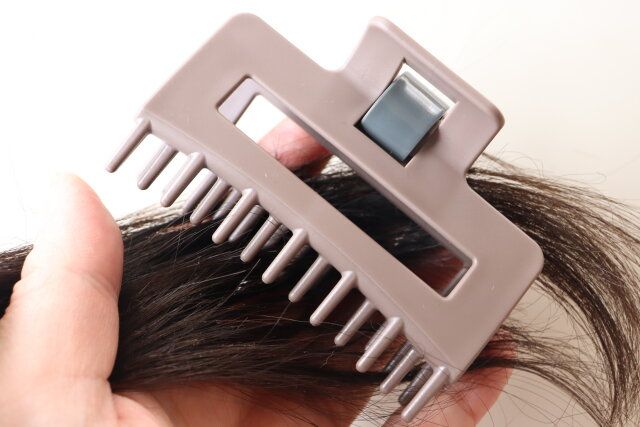 ダイソーの髪になじませるトリートメントコーム付ヘアクリップ4