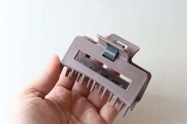 ダイソーの髪になじませるトリートメントコーム付ヘアクリップ3