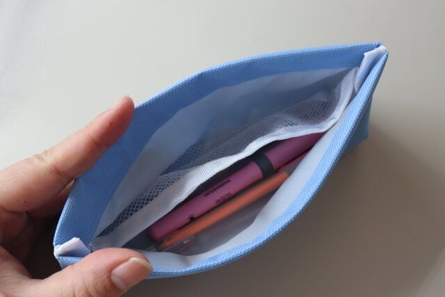 ダイソーのポリエステル製のペンケース（透明、取手付）