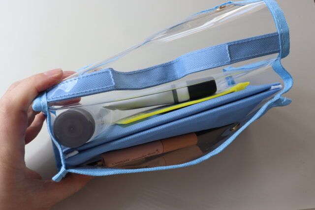 ダイソーのコスメ収納に使えるペンケース（透明、取手付）