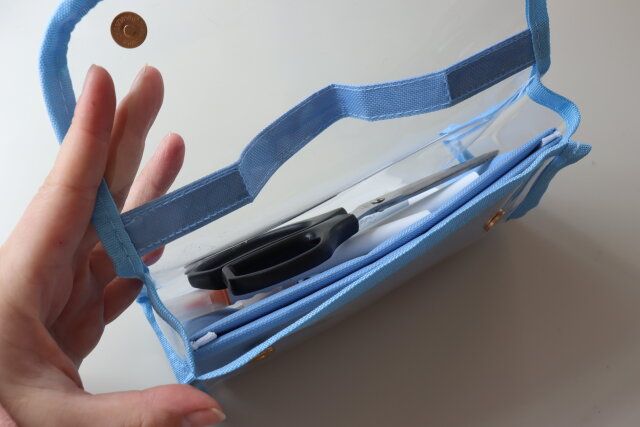 ダイソーのビニール素材のペンケース（透明、取手付）