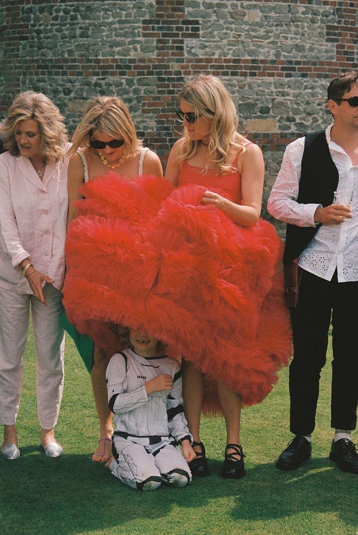 芝生の上ではシモーン・ロシャのプラットフォームシューズで歩きやすく。