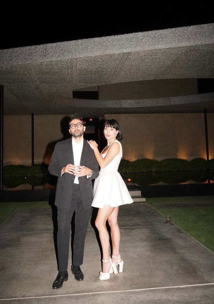 キャサリン・オーメロードのレセプションルック。ジミー チューの「サカリア」プラットフォームヒールは挙式後もパーティールックに使える。