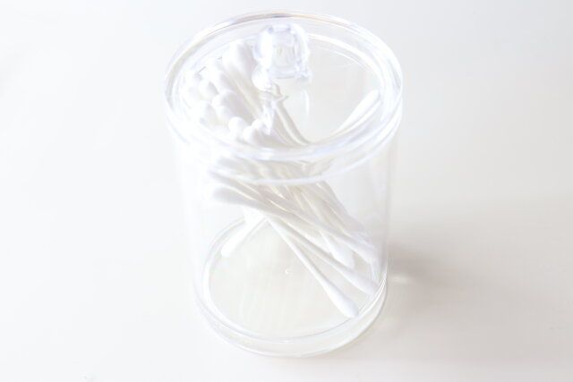 ダイソー コスメ収納ケース（フタ付、ラウンド） 綿棒 使用例