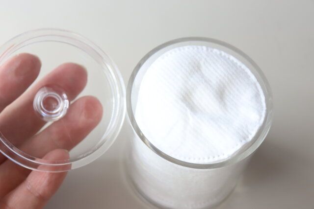 ダイソー コスメ収納ケース（フタ付、ラウンド） 円形凸凹面化粧コットン