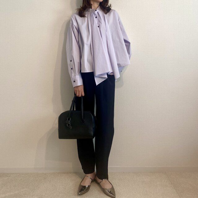 通勤コーデ シンプルなボトムス合わせもサマになる