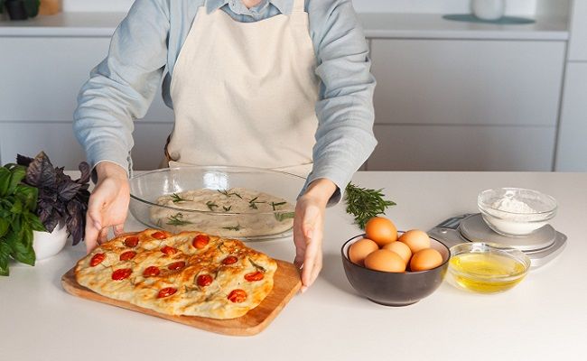 トマトのフォカッチャを見せる手元