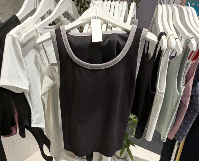 黒のコットンブレンドクロップドバイカラータンクトップ