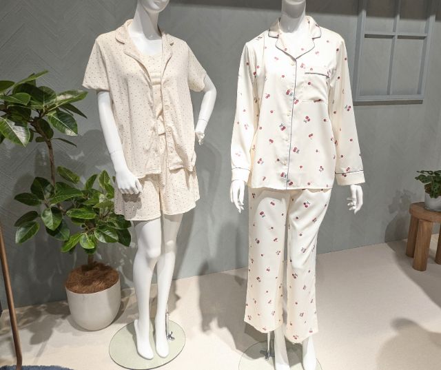 サテンパジャマを着たマネキン