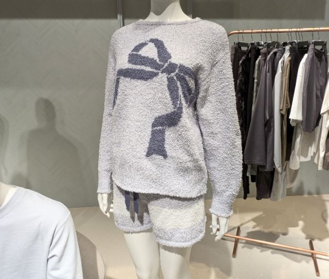 もこもこフィールラウンジプルオーバーとショートパンツのコーデ