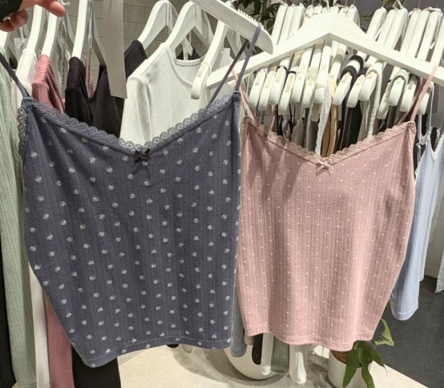 コットンブレンドクロップドキャミソールのフラワー柄とハート柄