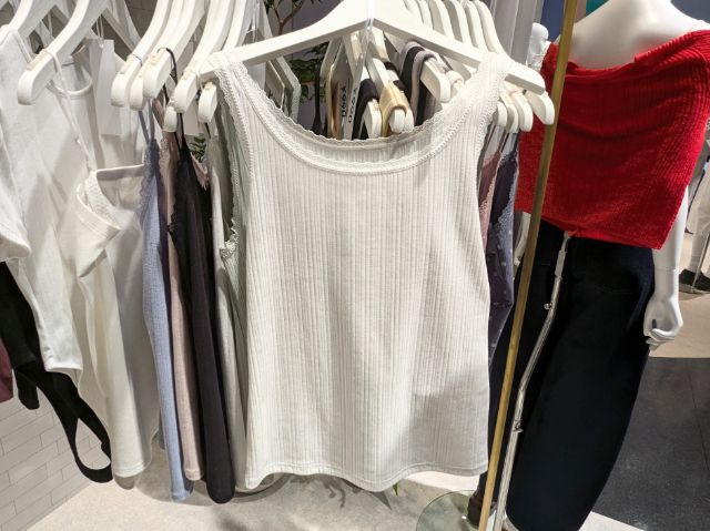 白のコットンブレンドリブレースタンクトップ