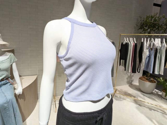 ブラフィールクロップドホルターネックタンクトップを着用