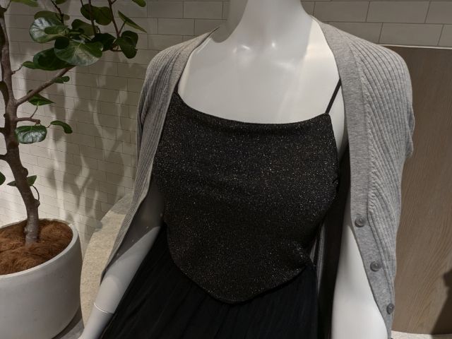 ブラフィールクロップドラメキャミソールを着用