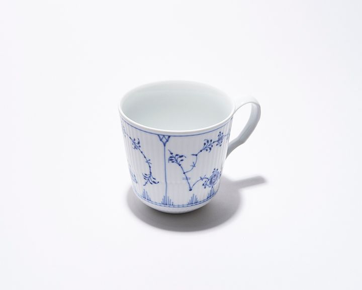 クラシカルな雰囲気を纏う、デンマーク老舗陶磁器ブランドのマグカップ【フィーカの時間】