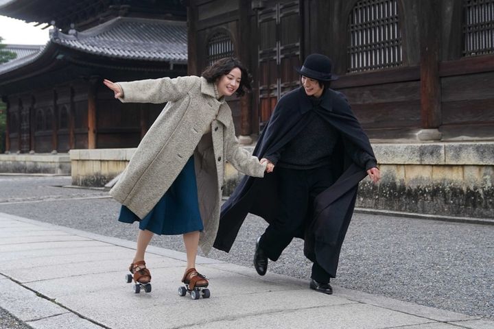 駆け出し女優の泰子（広瀬すず）は、年下の中也（木戸大聖）と京都で暮らし始める