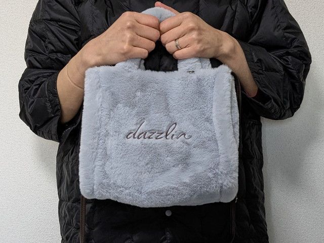 ダズリンファーバッグ手に持ったところ