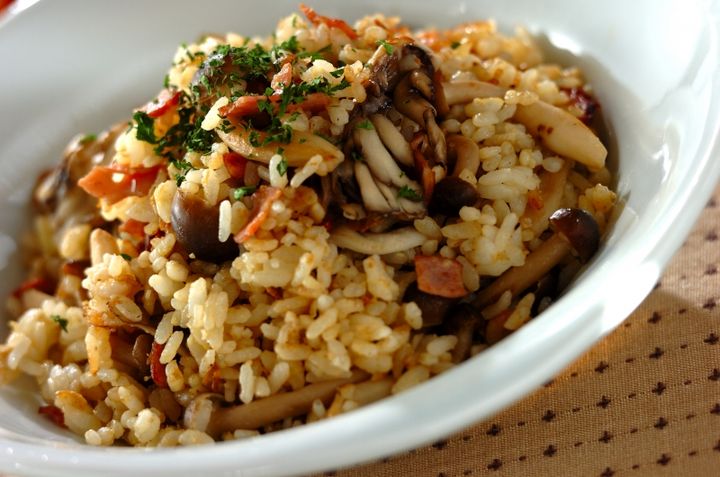 チャーハンのアレンジレシピ きのことガーリック by杉本 亜希子さん