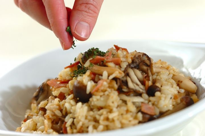 チャーハンのアレンジレシピ きのことガーリック by杉本 亜希子さんの作り方3