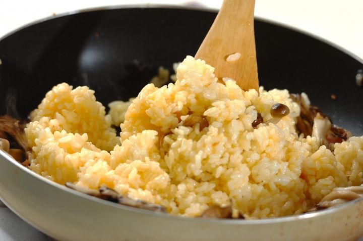 チャーハンのアレンジレシピ きのことガーリック by杉本 亜希子さんの作り方2