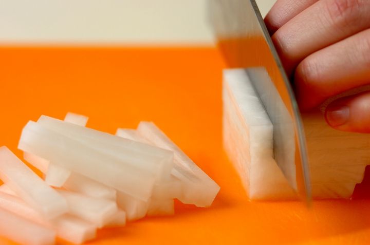 大根のオイスター炒めの下準備1