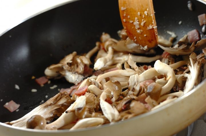 チャーハンのアレンジレシピ きのことガーリック by杉本 亜希子さんの作り方1