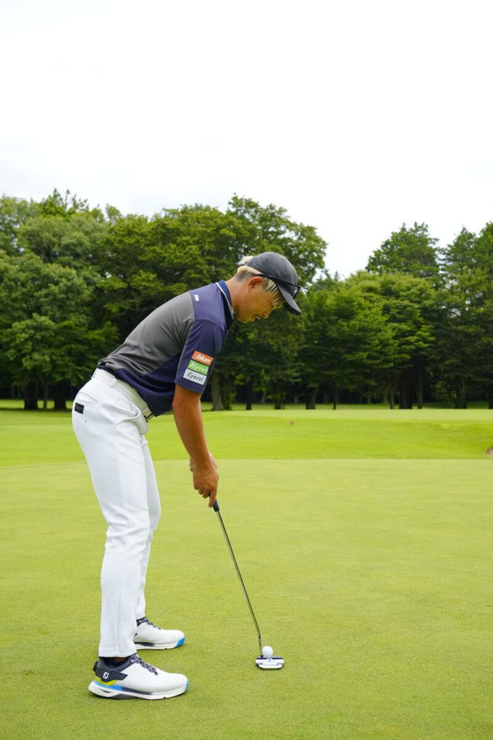 “前腕”でグリップを隠すとストロークが安定する！パター上達ならこのレッスン
