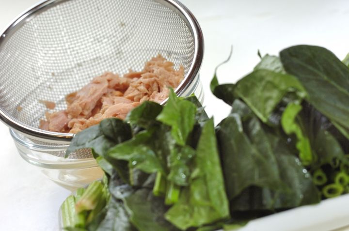 ホウレン草とツナのバター炒めの下準備1