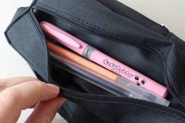 ペンケース（スタンド、モノトーン） 収納スペース